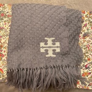 Grey/blue ToryBurch glove & scarf set